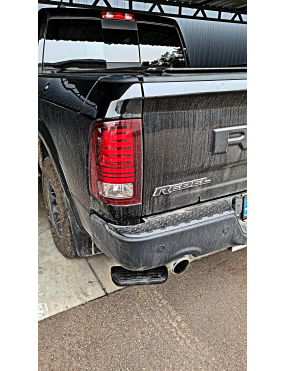 Tylny wysuwany stopień (podwójny wydech) AMP Research - Dodge RAM 1500 09-18