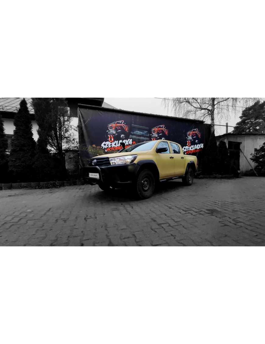 Stopnie boczne z nakładkami plastikowymi - Toyota Hilux (2015 - 2018 - 2021 -)