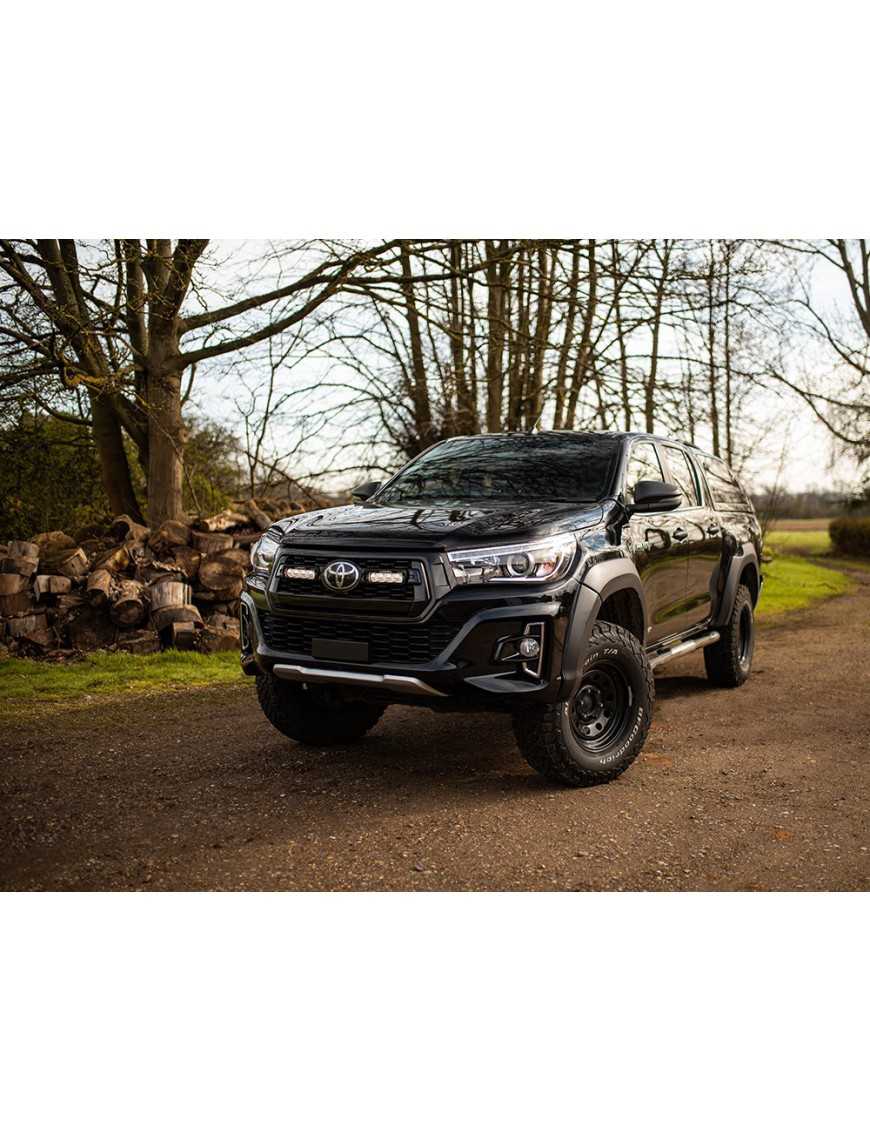 Zestaw dwóch lamp LAZER ST4 Evolution z systemem montażu w fabrycznym grillu - Toyota Hilux Dakar/Invincible (2018 -)