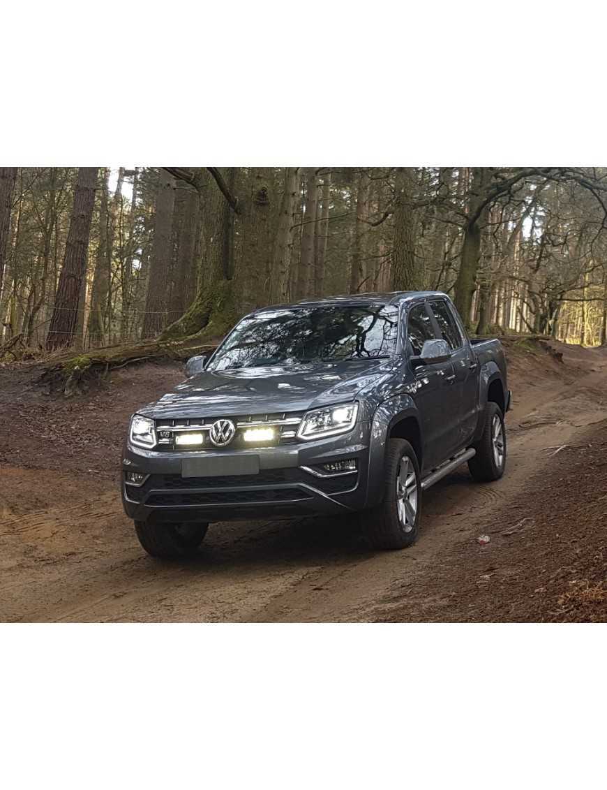 Zestaw dwóch lamp LAZER Triple-R 750 (Gen2) z systemem montażu w fabrycznym grillu - Volkswagen Amarok V6 (2016 -)