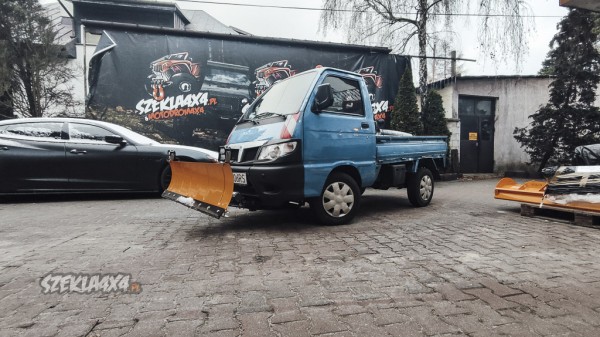 Montaż pługa Shark w Piaggio z pełnym sterowaniem z kabiny