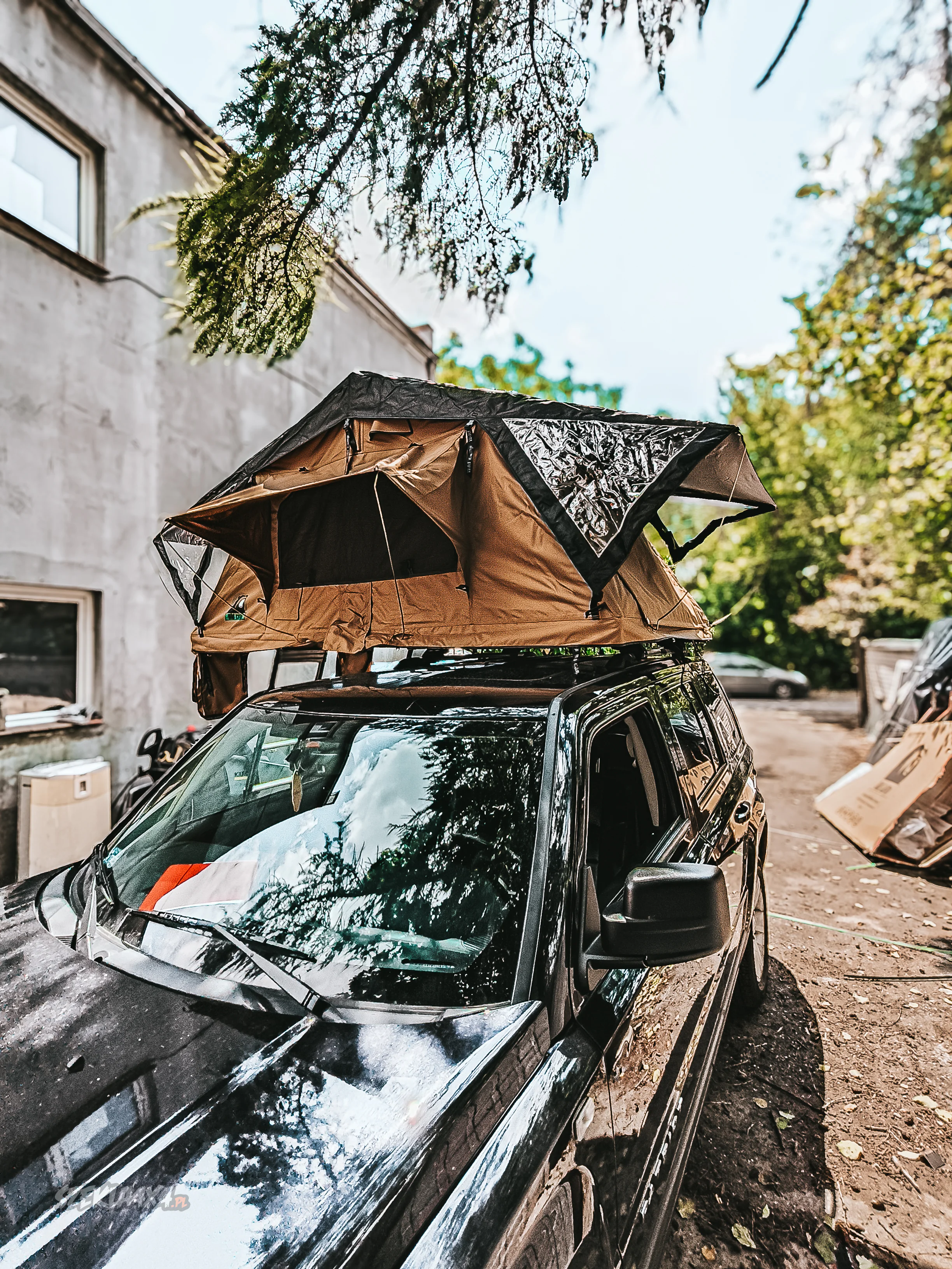 Installation of the Wildcamp Ohio 160 Roof Tent on a Jeep Patriot – A Practical Guide