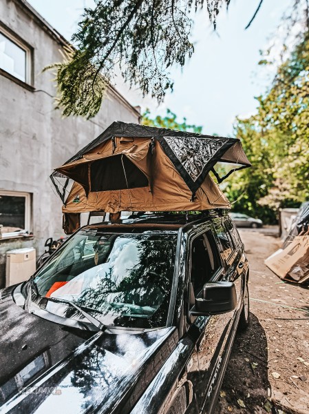 Installation of the Wildcamp Ohio 160 Roof Tent on a Jeep Patriot – A Practical Guide