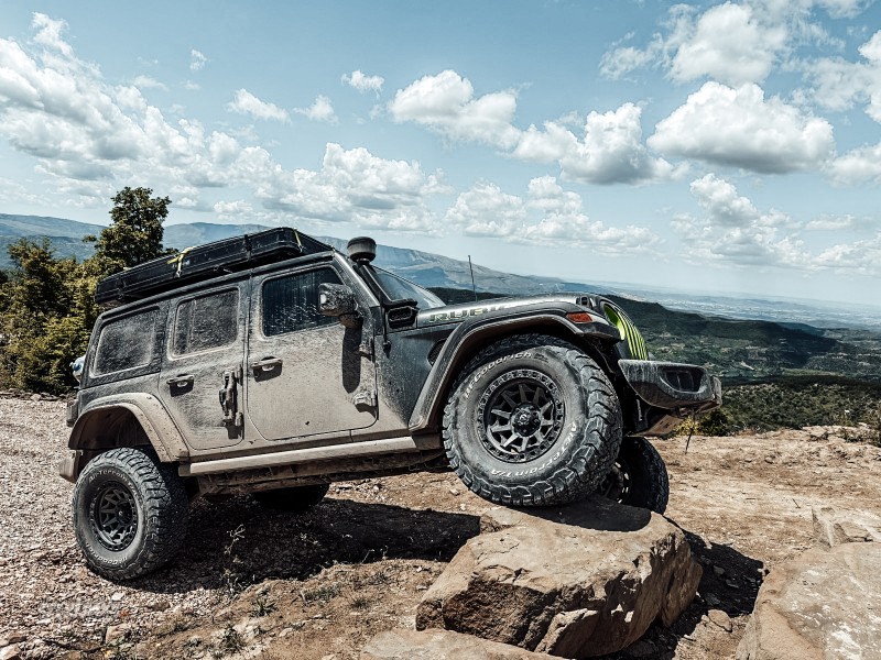 Jeep Wrangler JL with a MetalCloak 2.5" Lift – Why Professional Installation and Suspension Geometry Matter