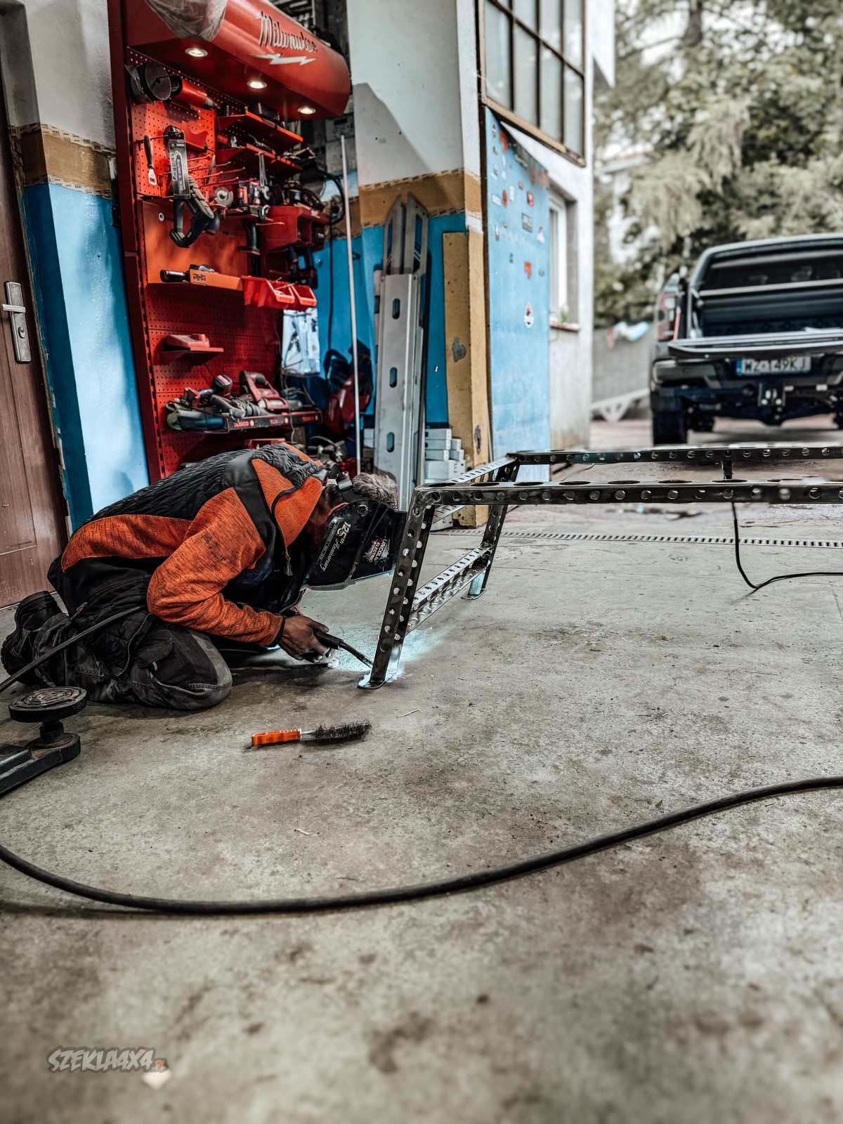 Welding a steel expedition rack for the Ford Ranger Raptor at Szekla4x4 workshop